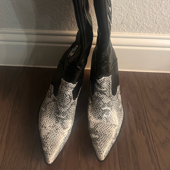 Silver/chrome and black heeled snake skin cowboy boots - Picture 4 of 7